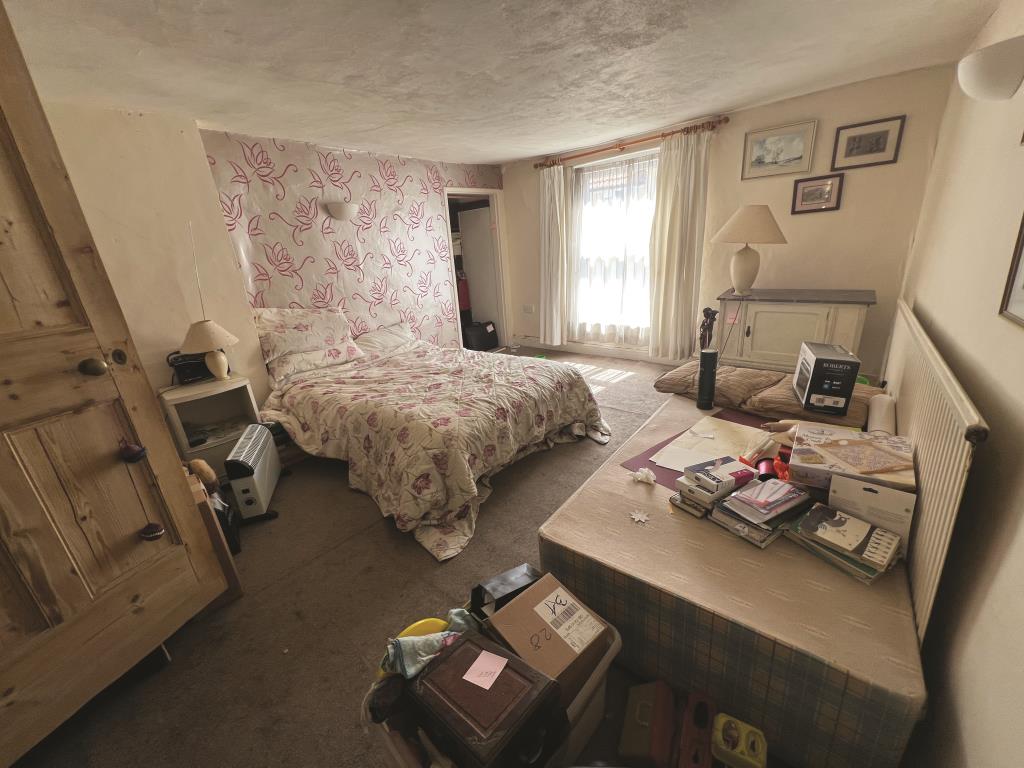 Lot: 134 - FOUR STOREY TOWN HOUSE FOR UPDATING - Master bedroom on the first floor